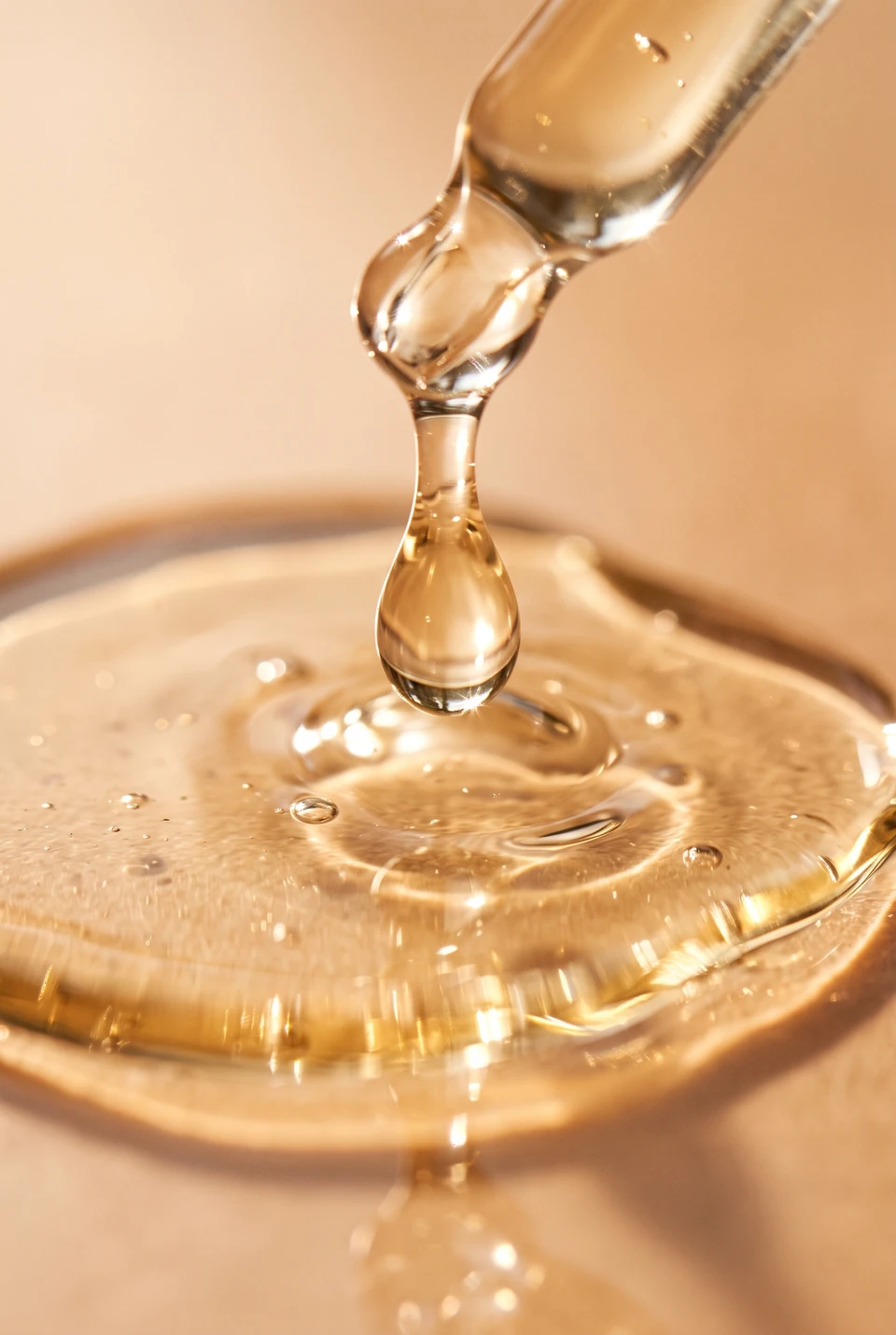 Una gota de sérum cae de una pipeta