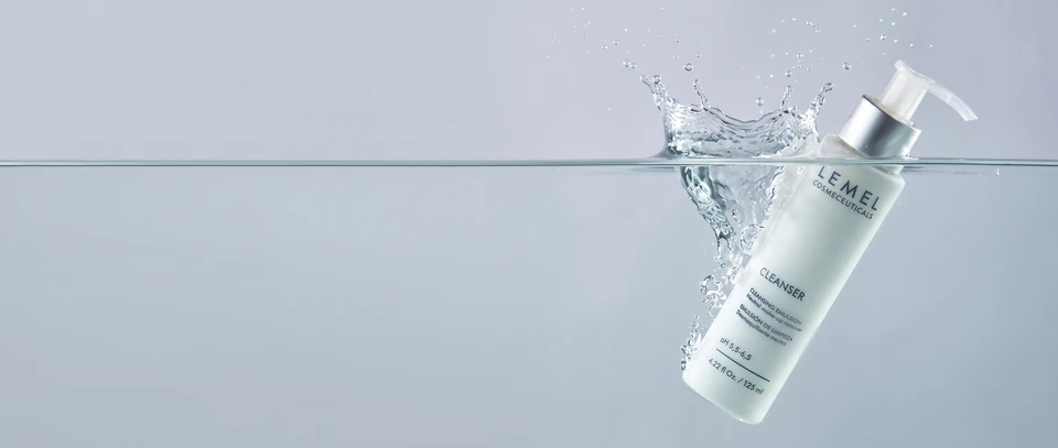Cleanser en agua en movimiento, con luz mineral