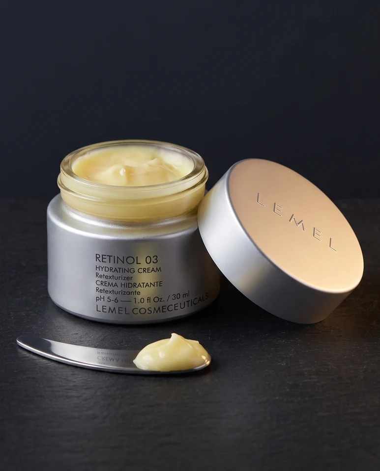 Retinol 03 · tarro abierto y espátula, cuidado de noche