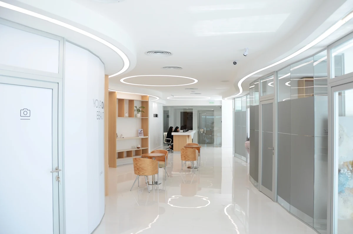 Interior de Clínica Lemel en Puerto Madero, con madera clara y luces curvas