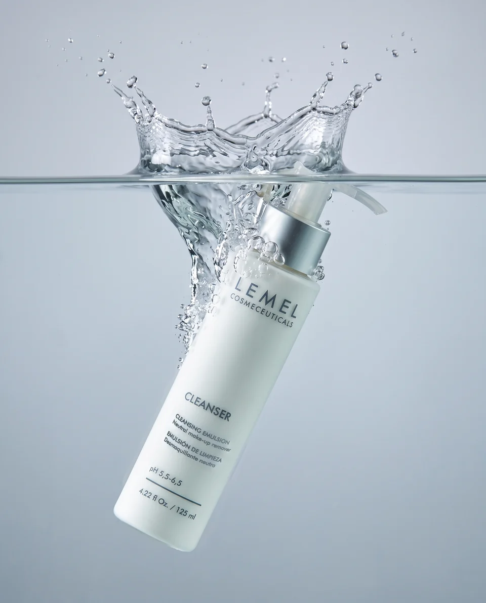Cleanser entrando al agua, con salpicadura