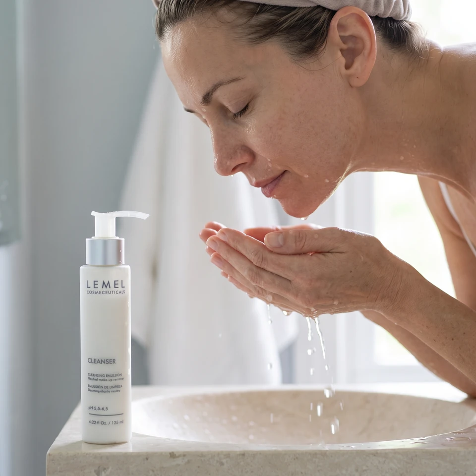 Manos húmedas y aplicación de Cleanser