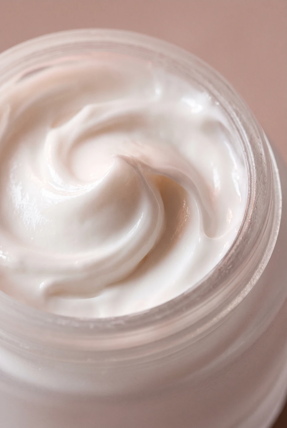 Crema blanca de Intensive A+E en su tarro