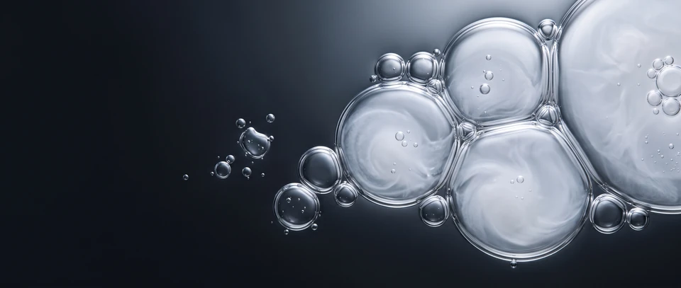Estudio conceptual de agua y vidrio transparente con luz mineral, sin representar un ingrediente específico