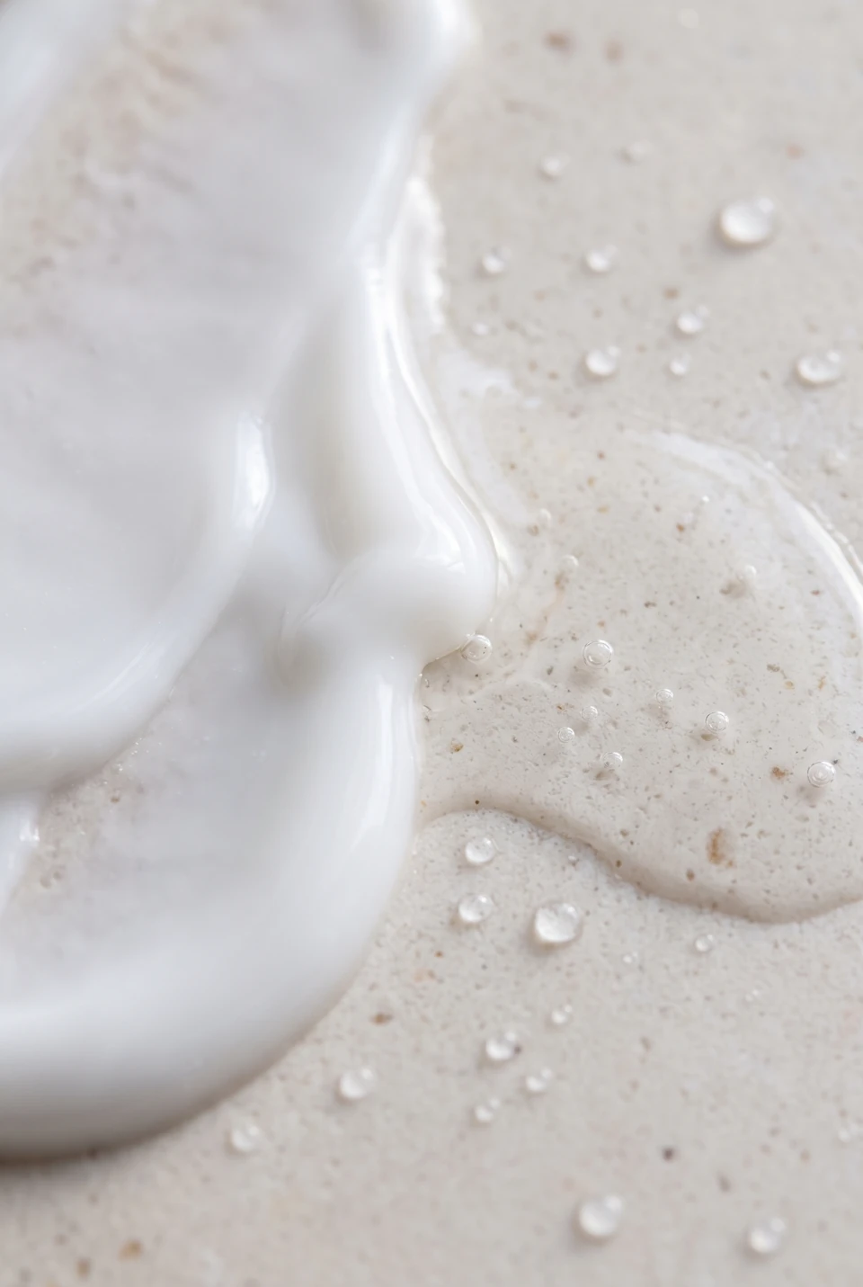 Emulsión de limpieza con gotas de agua