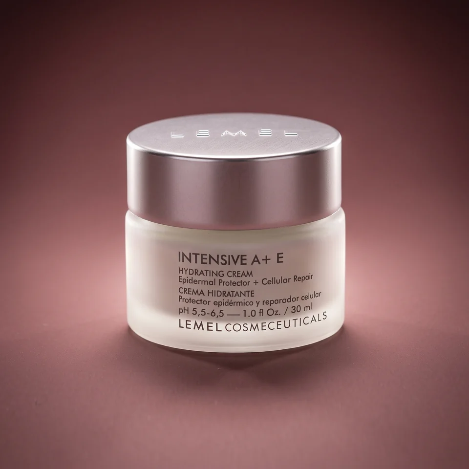Intensive A+E · tarro de 30 ml a contraluz